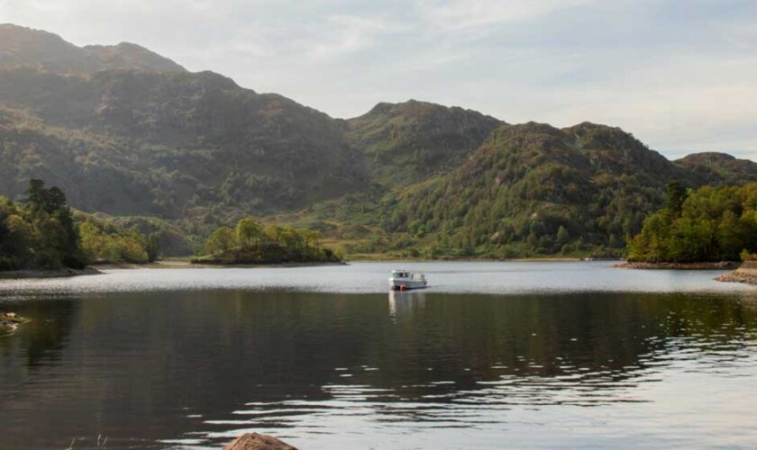 Barco navegando en el Lago Lomond
