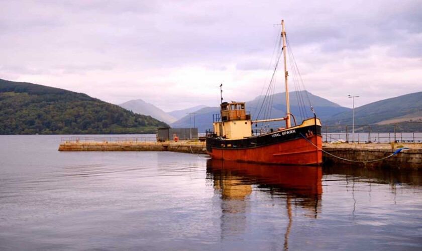 Barco en las Tierras Altas de Escocia