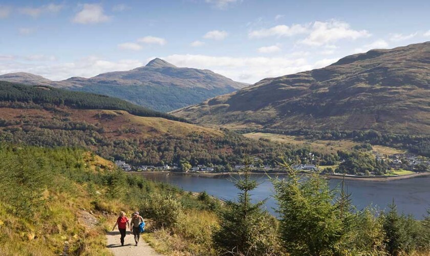 Caminando por las orillas del lago Lomond