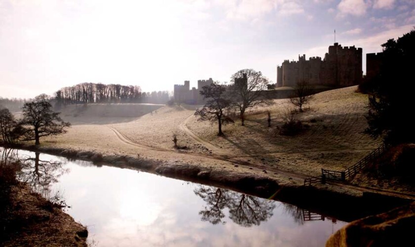 Castillo de Alnwick con niebla