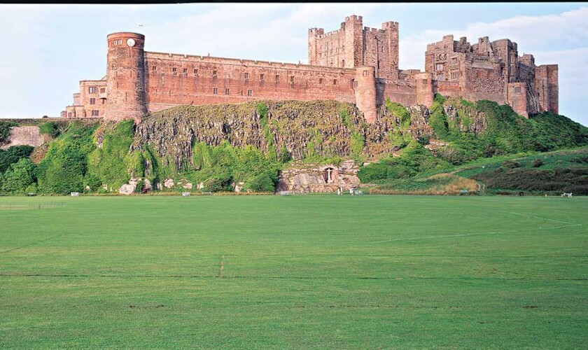Castillo de Bamburgh desde el campo exterior