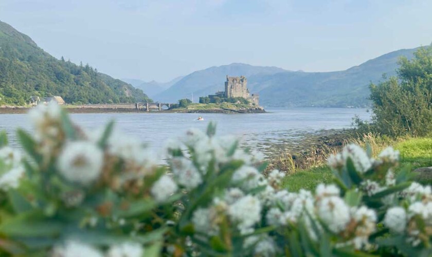 Castillo Eilean Donan cerca de la isla de Skye desde la distancia