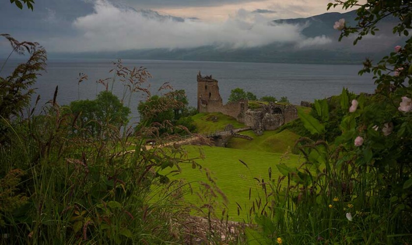 Castillo de Urquhart al anochecer