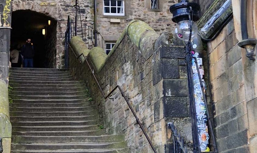 Escaleras de uno de los callejones de Edimburgo