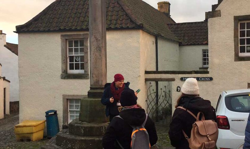 Guía explicando en el tour Outlander
