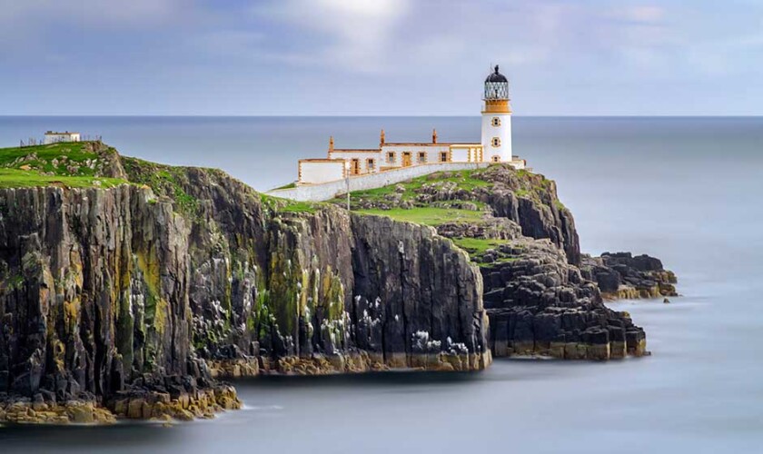 Faro y acantilados de la isla de Skye