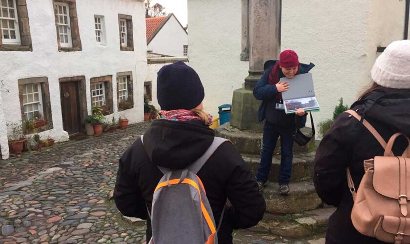 Guía explicando en el tour Outlander