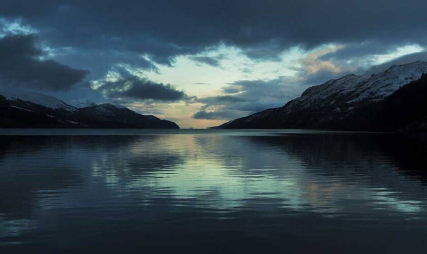 El lago Ness de noche