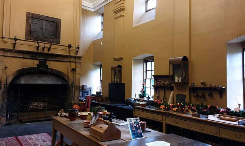 Interior de una de las salas durante el tour Outlander