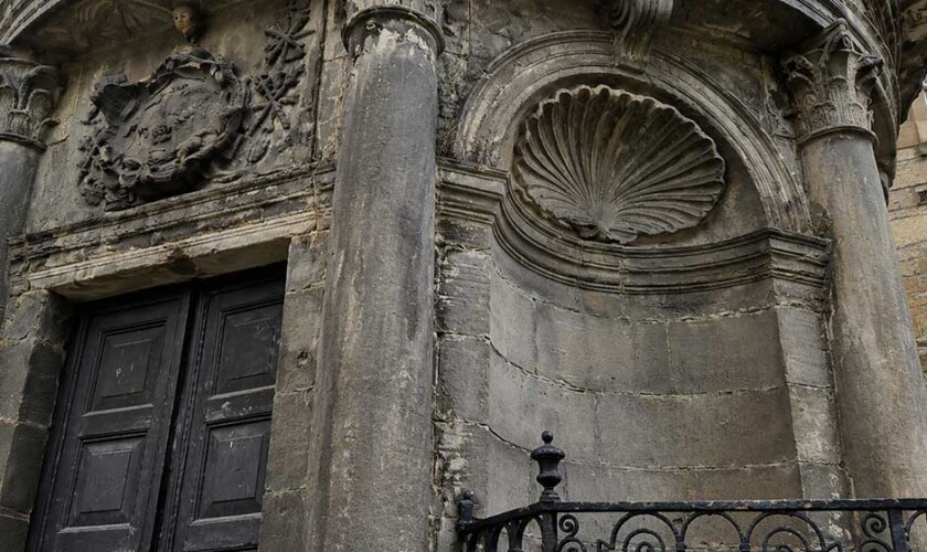 Mausoleo en el cementerio en el free tour de los fantasmas de Edimburgo