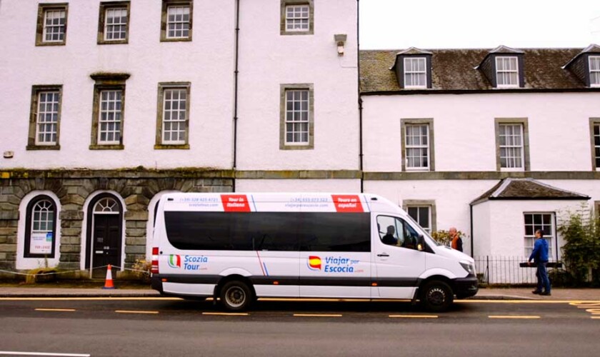 Minibús del tour al Lago Ness