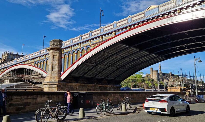 North Bridge desde la entrada a la estación de tren de Edimburgo