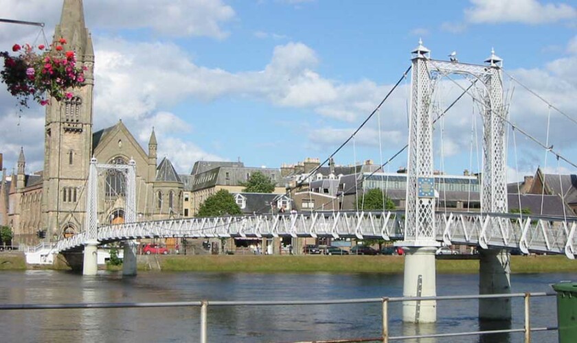 Puente colgante sobre el río Ness