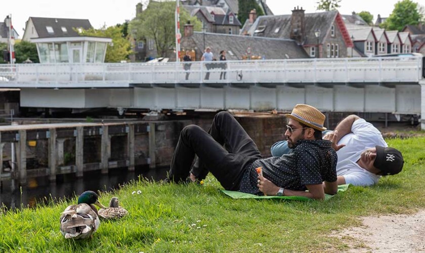 descansando al lado de los canales de Fort Augustus durante el tour