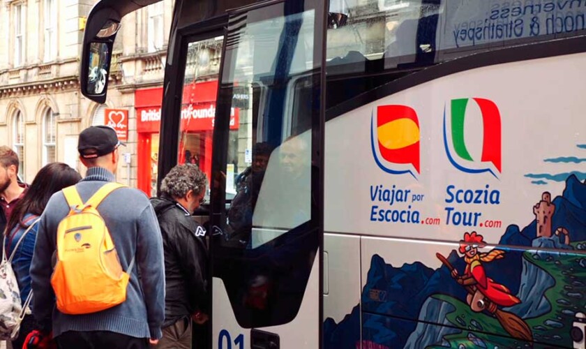 Subiendo al autobús durante una de las paradas del tour