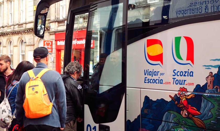 Subiendo al autobús tras una parada