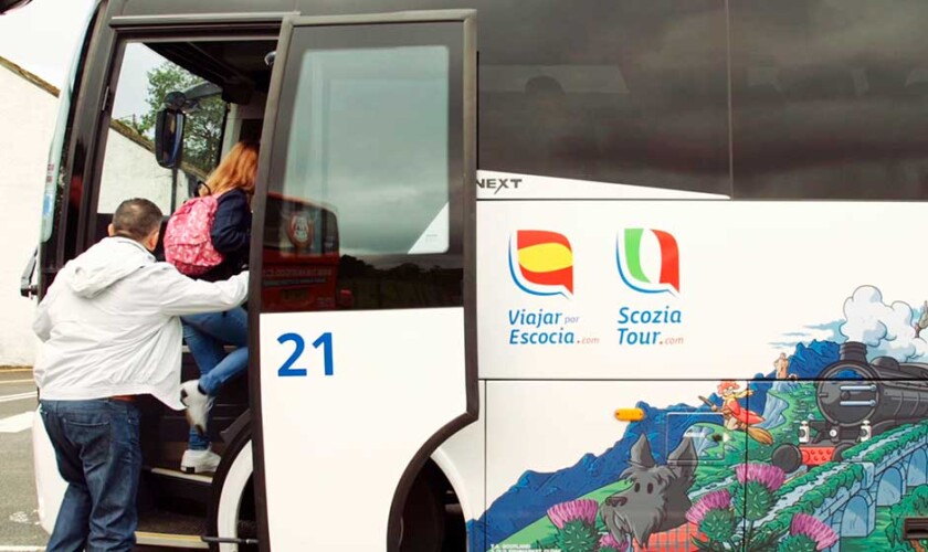 Subiendo al autobús durante una de las paradas del tour