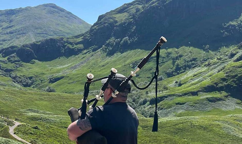 Gaitero en las Highlands de Escocia