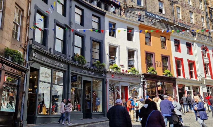 Victoria Street en la visita guiada de Edimburgo