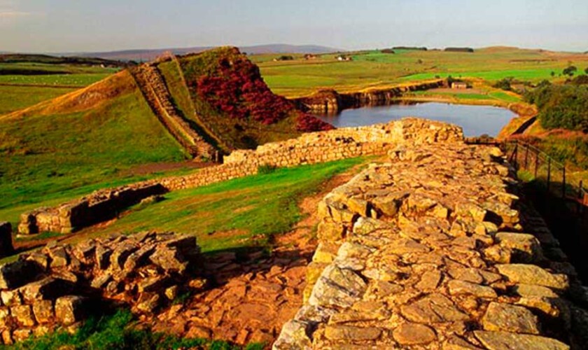 Vista del Muro de Adriano en un día soleado