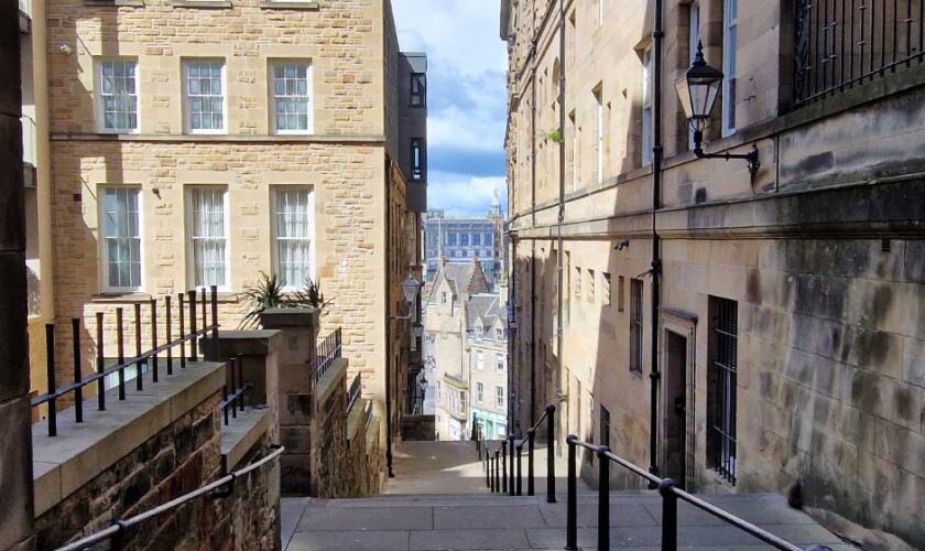 Callejones de la Royal Mile de Edimburgo durante el tour