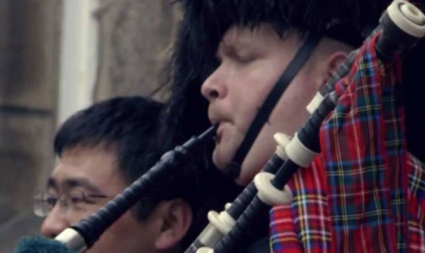 Gaitero escocés tocando la gaita en la Royal Mile