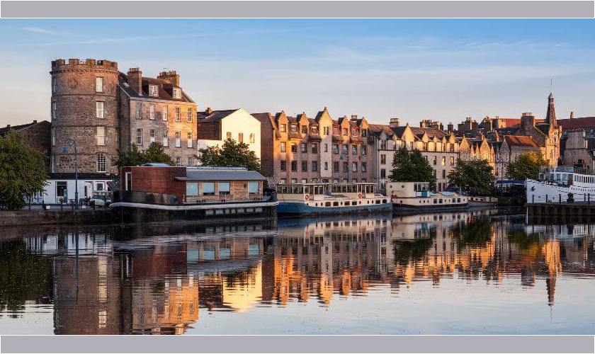 Atardecer en la orilla del río Leith en Shore, Escocia
