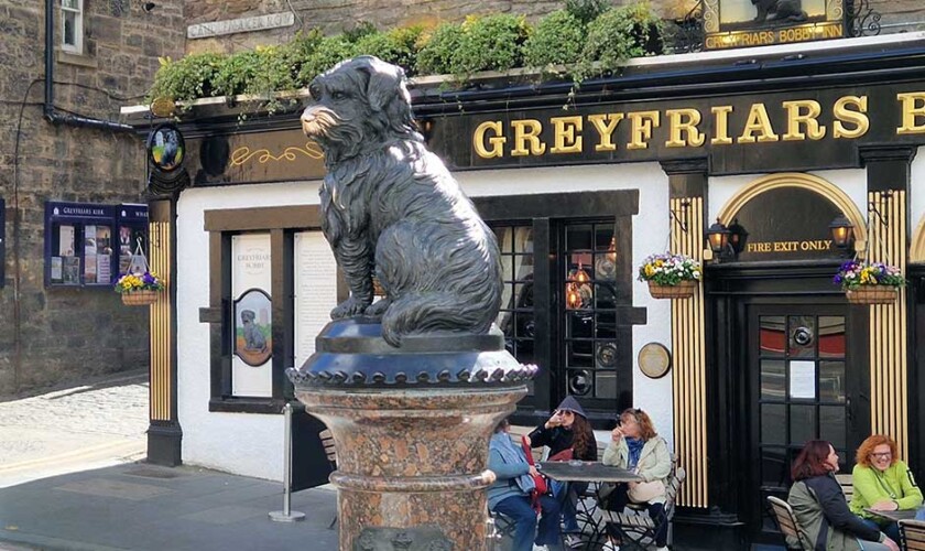 Perro Bobby en Greyfriars, parada del free tour de Edimburgo