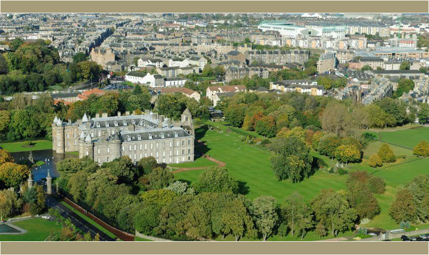 Vista aérea del palacio de Holyrood en Edimburgo, Escocia