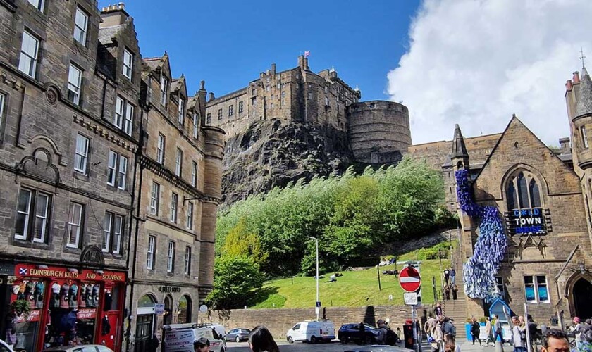 Vista del Castillo de Edimburgo desde Grassmarket