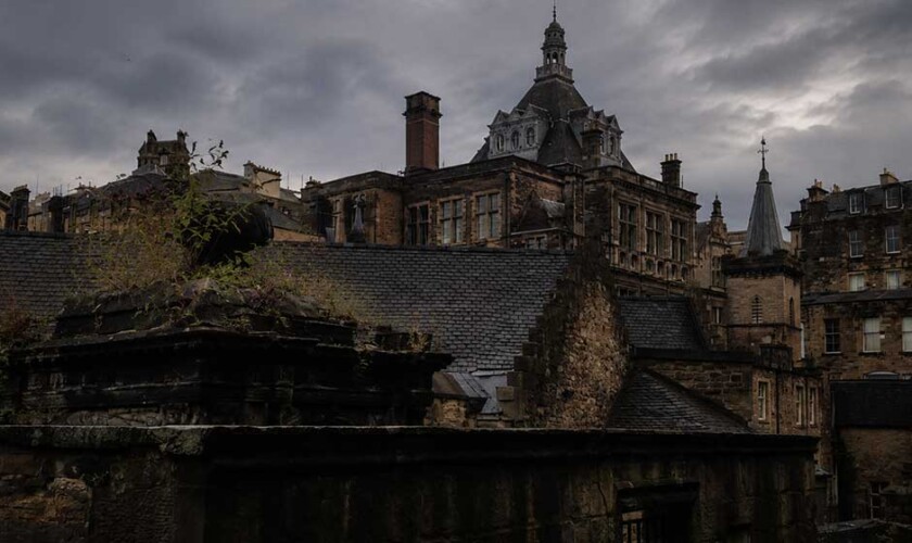 Vista desde el cementerio a la Old Town de Edimburgo